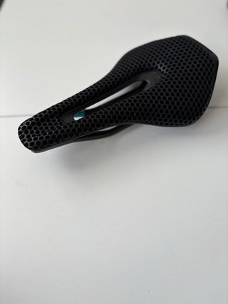 Sillín Bici Negro Diseño Panal 3D 145 mm