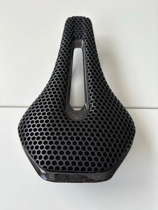 Sillín Bici Negro Diseño Panal 3D 145 mm