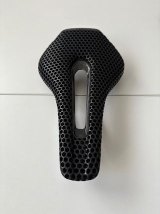 Sillín Bici Negro Diseño Panal 3D 145 mm