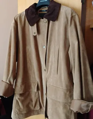 Cazadora trenca de zara de ante con cuello marron.