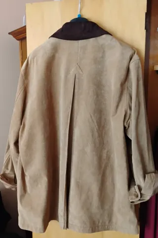 Cazadora trenca de zara de ante con cuello marron.