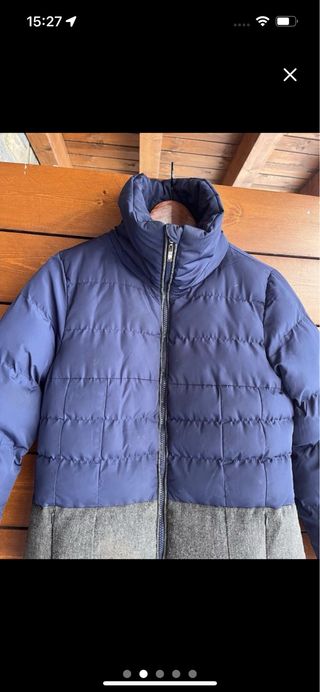 Chaqueta plumífero azul y gris cuello alto