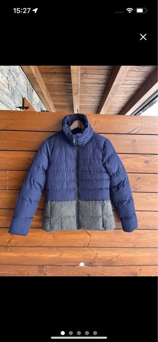Chaqueta plumífero azul y gris cuello alto