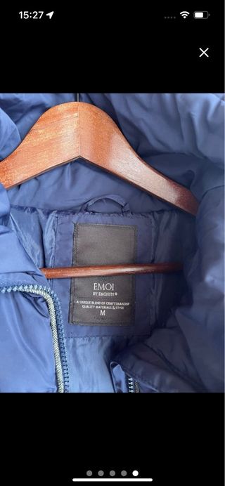 Chaqueta plumífero azul y gris cuello alto