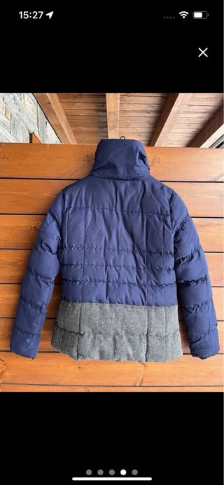 Chaqueta plumífero azul y gris cuello alto