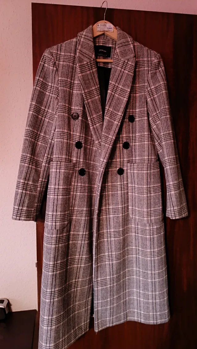 Abrigo cuadros Stradivarius largo