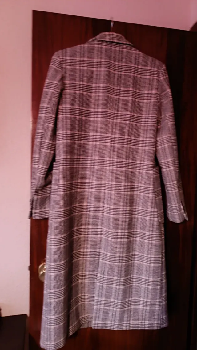 Abrigo cuadros Stradivarius largo