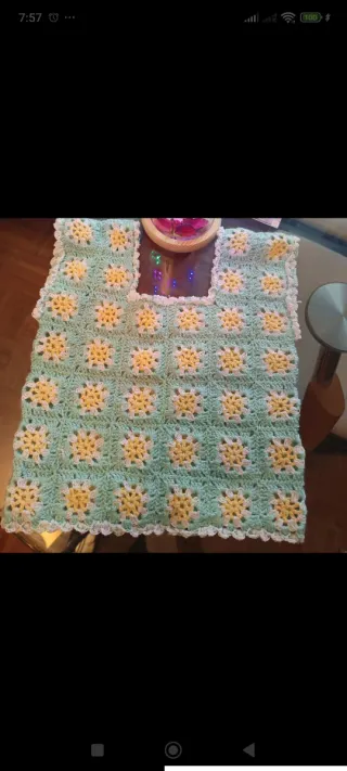 Top tejido a mano flores verde y amarillo