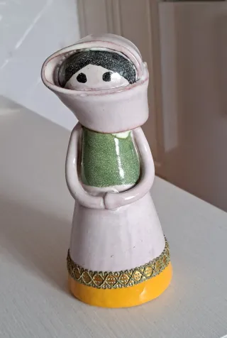 Figura cerámica vintage mujer