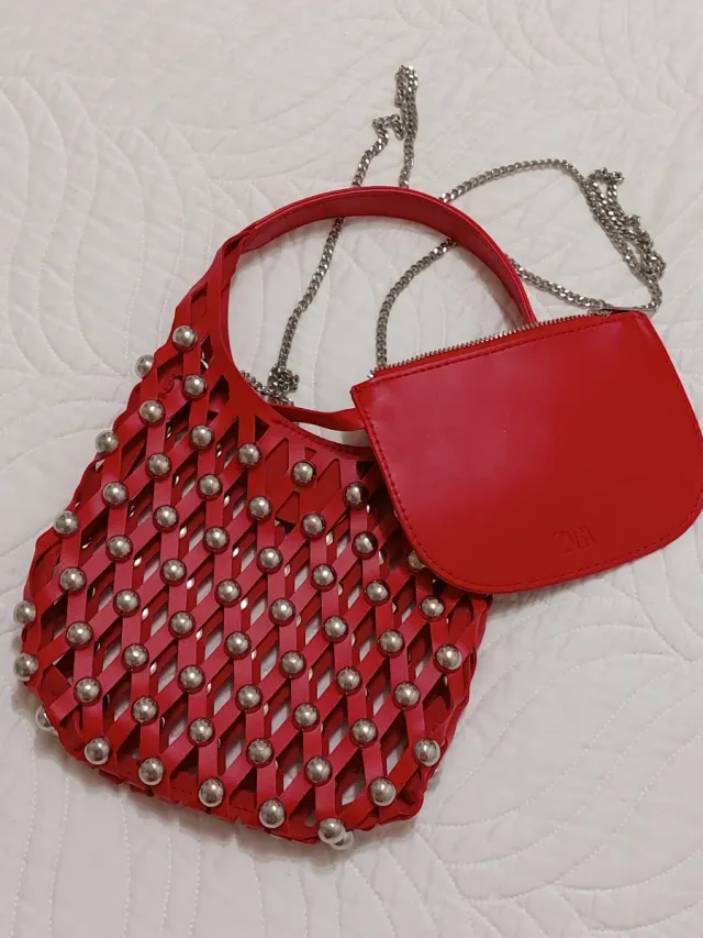 Bolso Zara rojo con tachuelas plateadas