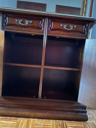 Taquillón de madera marrón