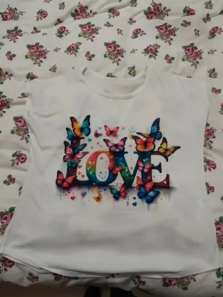 Camiseta blanca con mariposas y LOVE