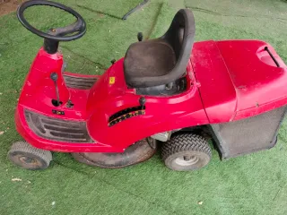 Cortacésped de gasolina rojo