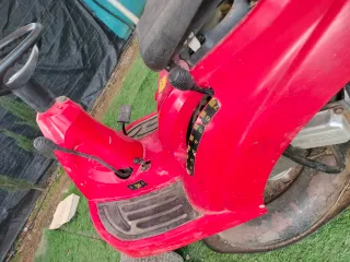 Cortacésped de gasolina rojo