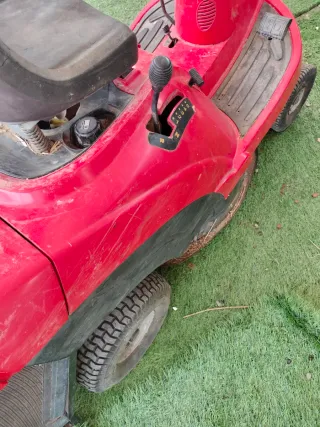 Cortacésped de gasolina rojo