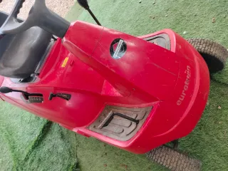 Cortacésped de gasolina rojo