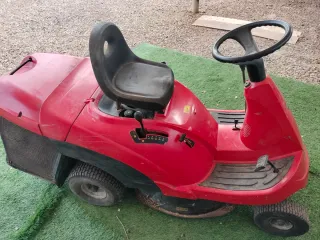 Cortacésped de gasolina rojo