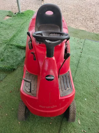 Cortacésped de gasolina rojo