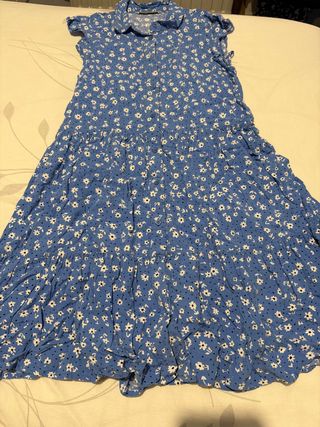 Vestido azul con estampado floral blanco