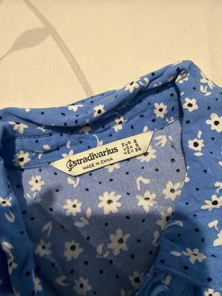 Vestido azul con estampado floral blanco