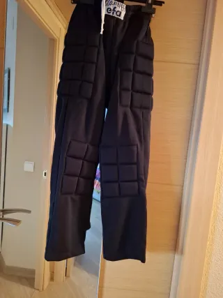 Pantalón portero acolchado Talla 8 sin estrenar