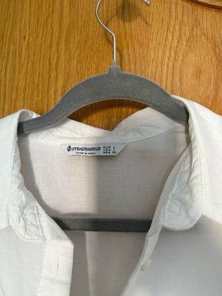 Camisa crop Stradivarius bordada