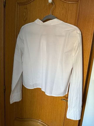 Camisa crop Stradivarius bordada