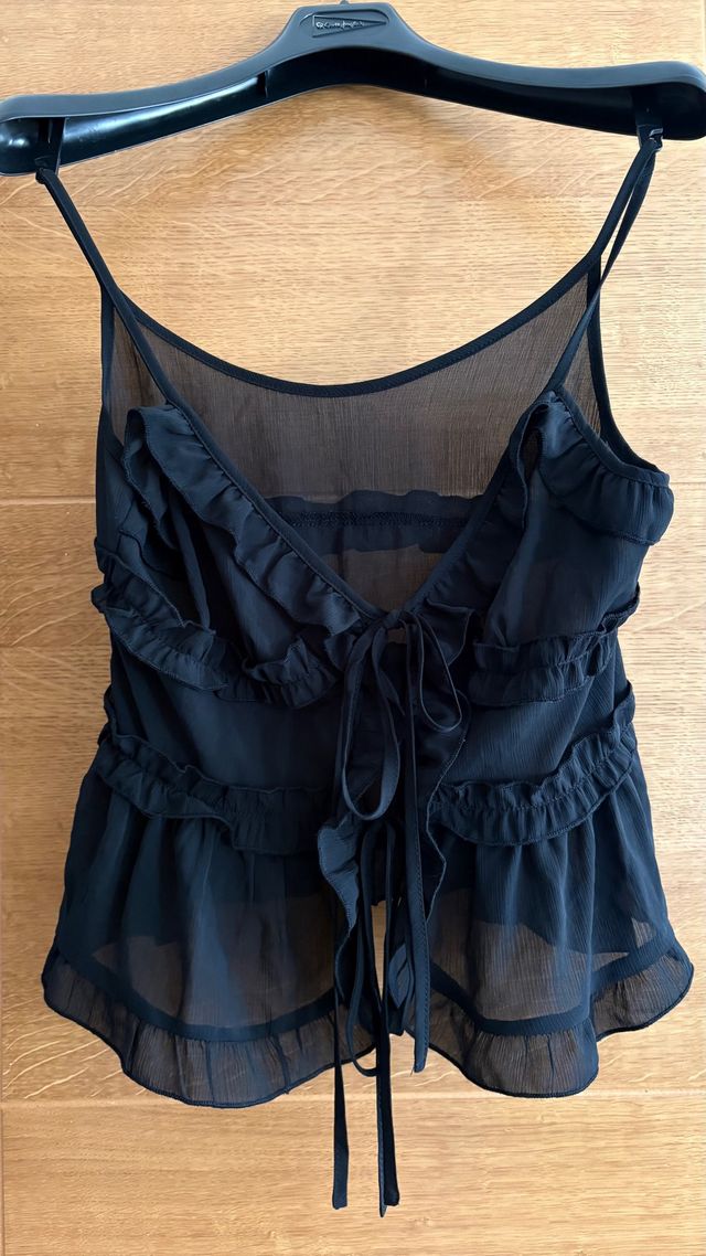Top negro con volantes y lazada