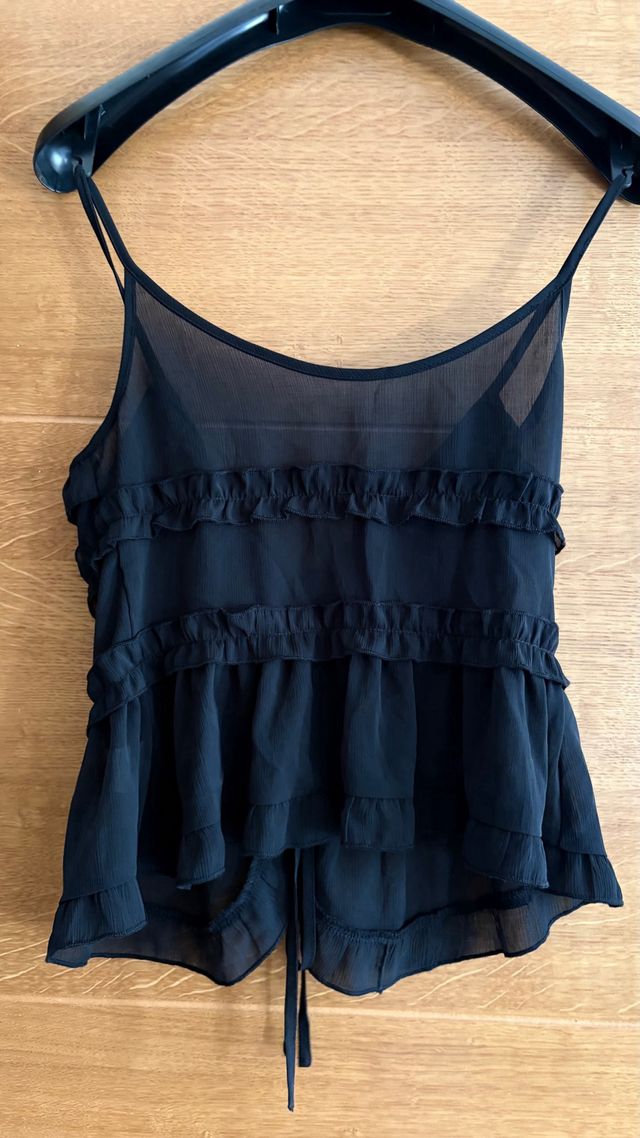 Top negro con volantes y lazada