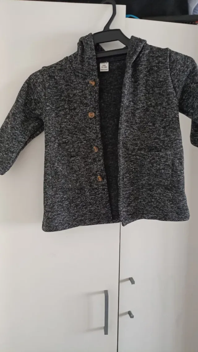 Chaqueta niña con capucha y botones