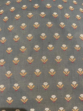 Silla de madera con asiento tapizado