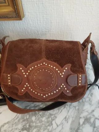 Bolso de piel marrón con tachuelas