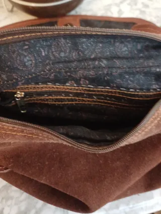 Bolso de piel marrón con tachuelas