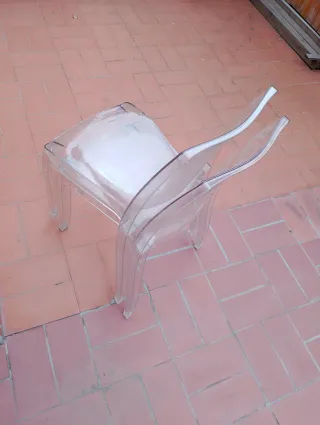 Silla de plástico transparente
