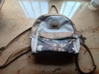 Mochila beige y multicolor