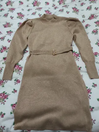 Vestido dorado de punto con cinturón