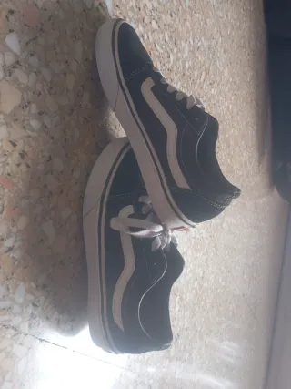 Vans Negras y Blancas Talla 35