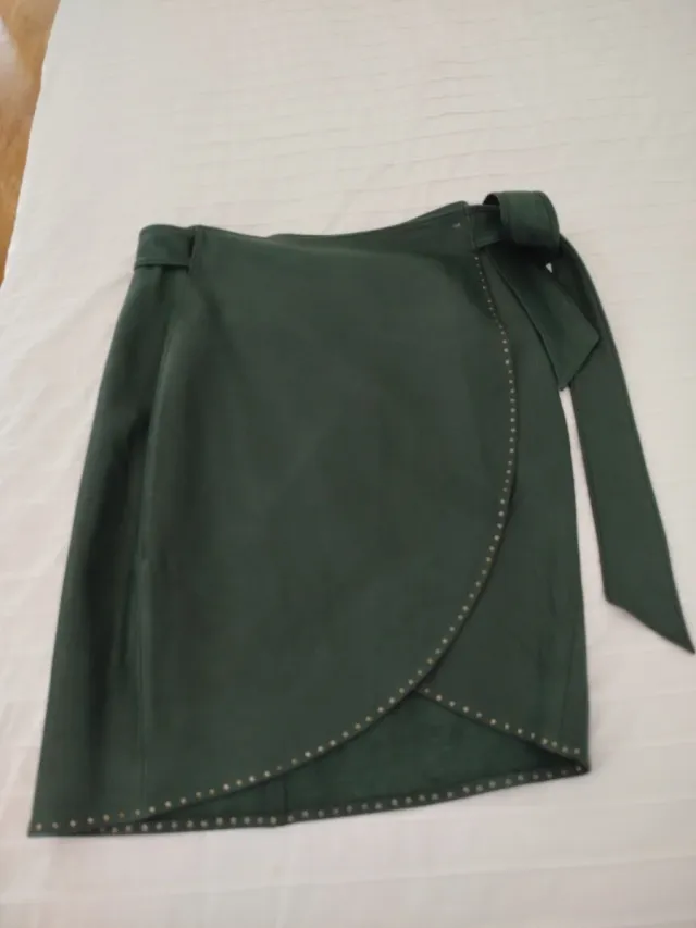 Falda verde piel con tachuelas y lazo