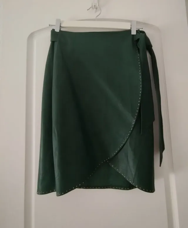 Falda verde piel con tachuelas y lazo