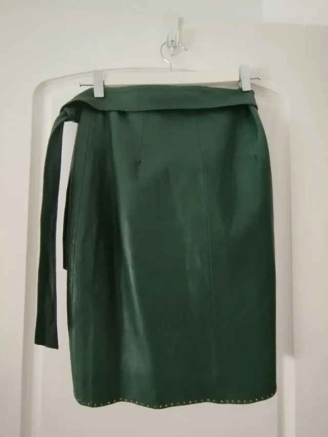 Falda verde piel con tachuelas y lazo