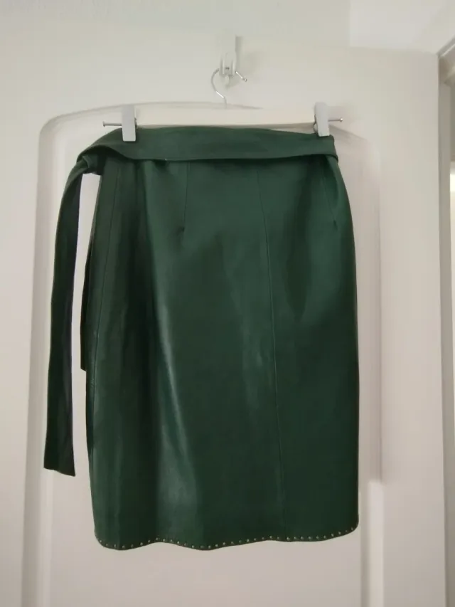 Falda verde piel con tachuelas y lazo