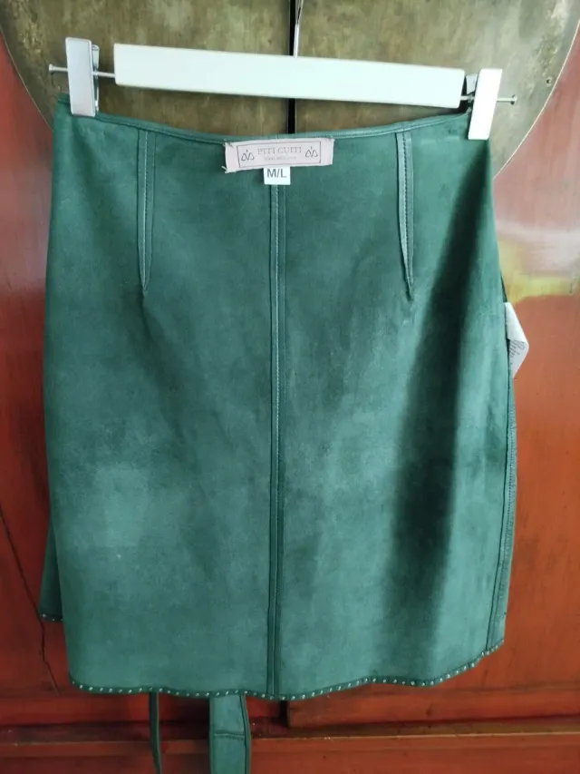 Falda verde piel con tachuelas y lazo