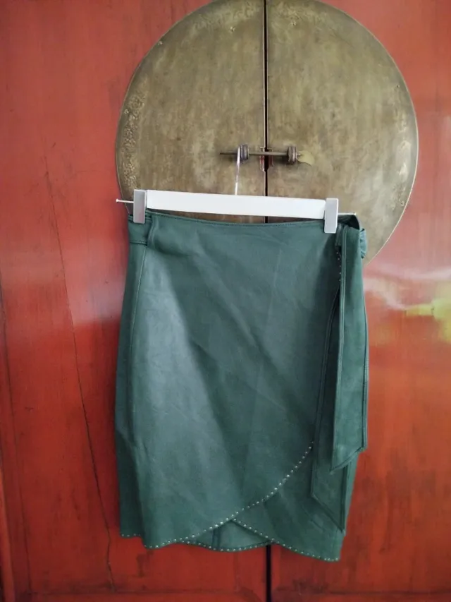 Falda verde piel con tachuelas y lazo