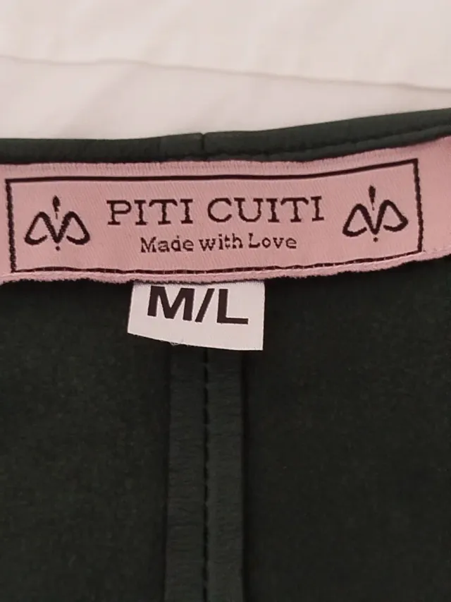 Falda verde piel con tachuelas y lazo