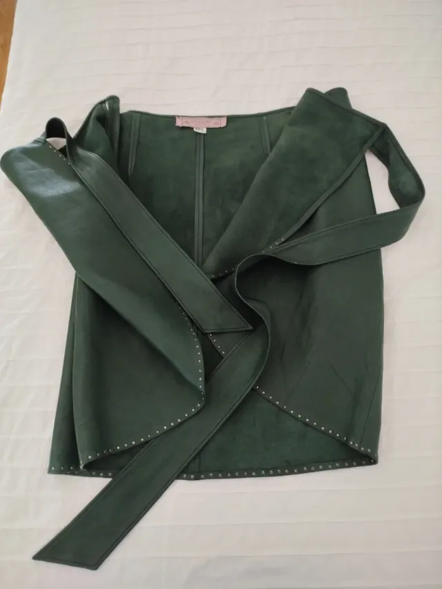 Falda verde piel con tachuelas y lazo