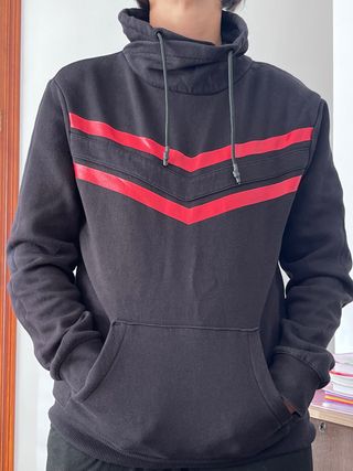 Sudadera negra con detalles rojos y capucha