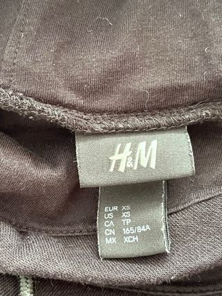 Sudadera negra con detalles rojos y capucha