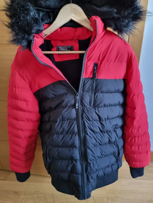 Abrigo acolchado con capucha de pelo rojo y negro