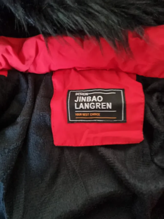 Abrigo acolchado con capucha de pelo rojo y negro