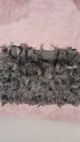 Falda de plumas gris